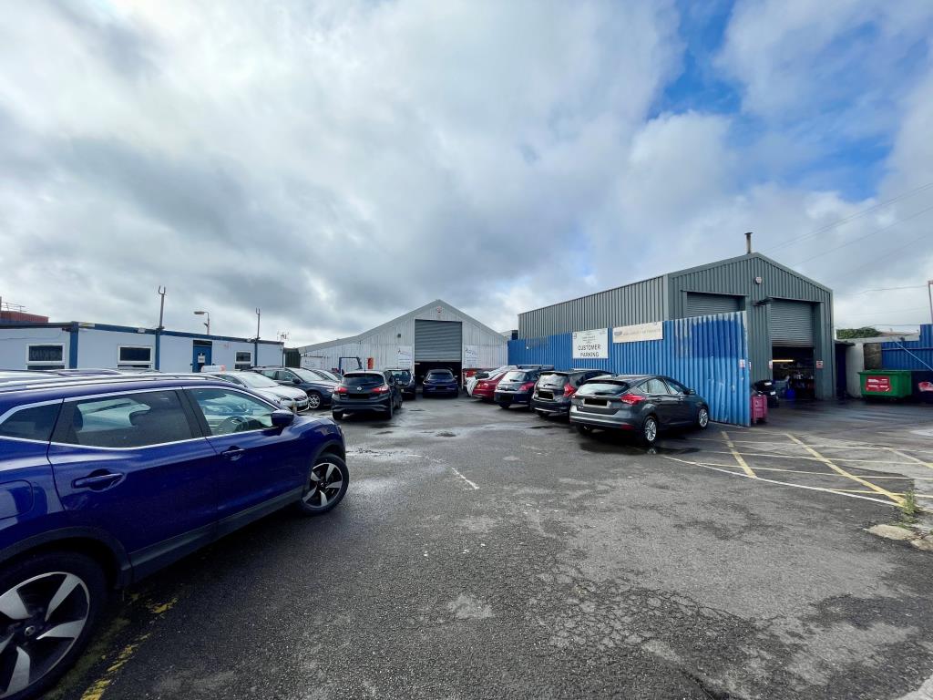 Lot: 112 - ESTABLISHED COMMERCIAL SITE PRODUCING STRONG INCOME - Units 1a & 1b